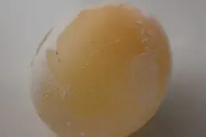 Cascara-de-huevo-despues-de-extraer-el-calcio-300x200