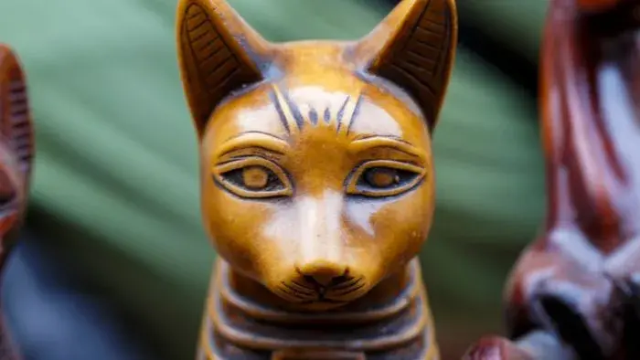 cerámica antigua de un gato egipcio