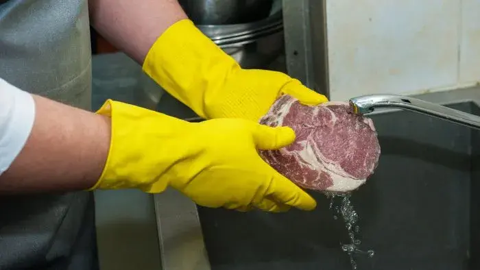 recomendable lavar la superficie de la carne antes de procesarla